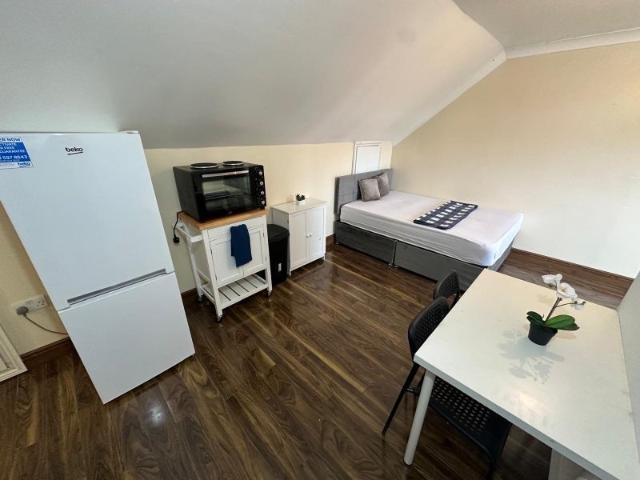 Studio for rent in Bowes, Greater London