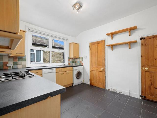 Apartment for rent in Furzedown, Greater London