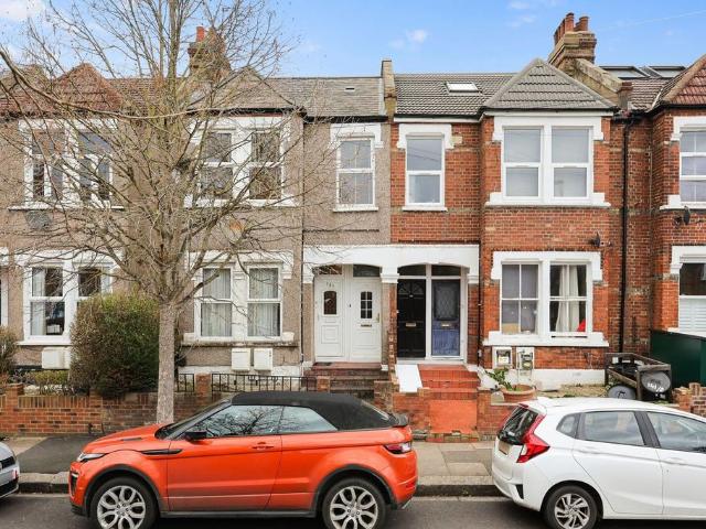 Apartment for rent in Furzedown, Greater London