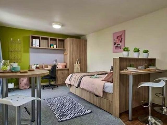 Studio for rent in Stirchley, West Midlands