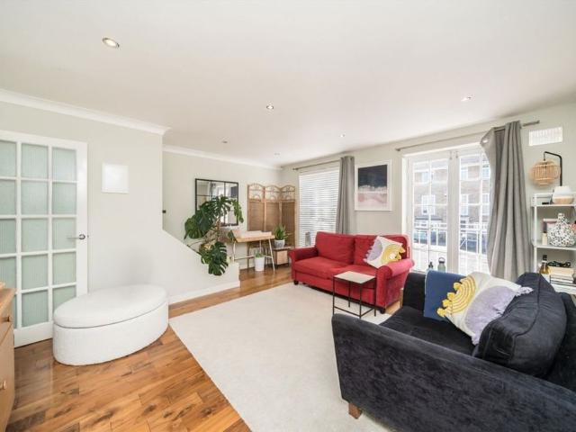 Townhouse for rent in Surbiton, Greater London
