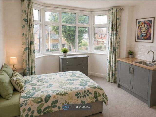 Room for rent in Hook, Greater London