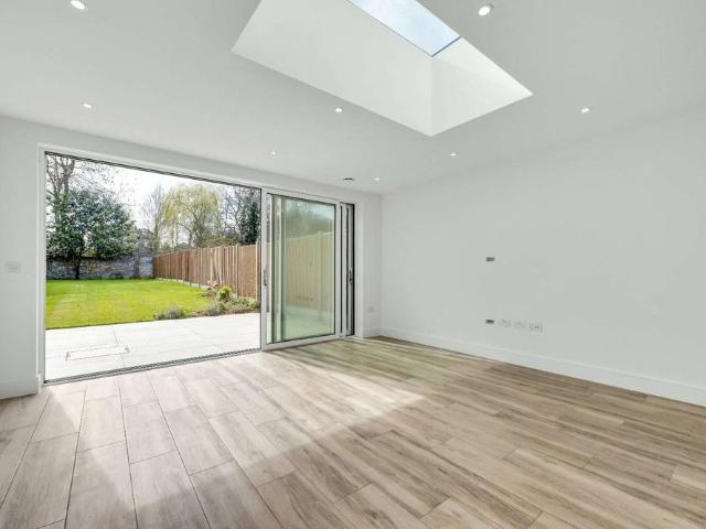 Apartment for rent in Lower Green Esher, Blackhills