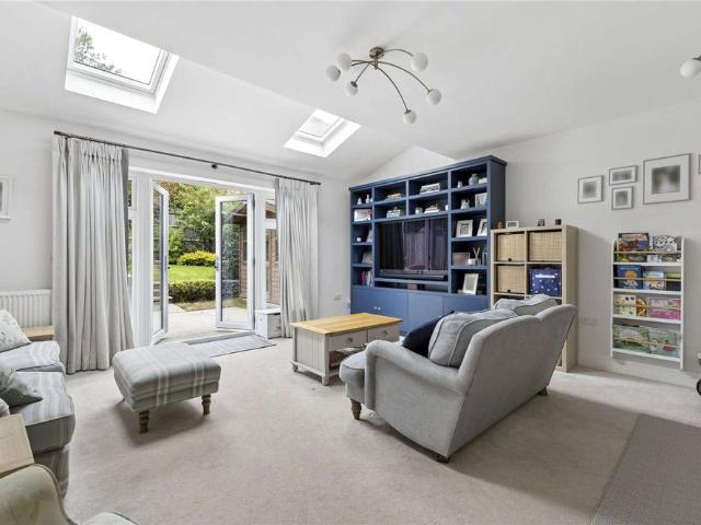 House for rent in Pachesham Park, Surrey