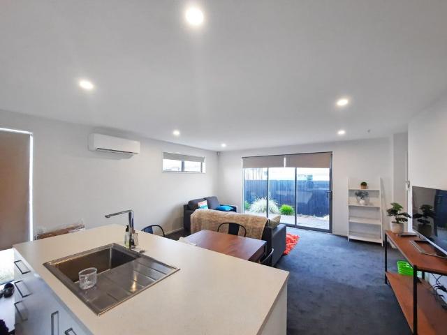 Townhouse for rent in Chaslands, Canterbury