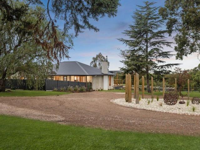 Cottage for sale in Camerons Creek, Victoria