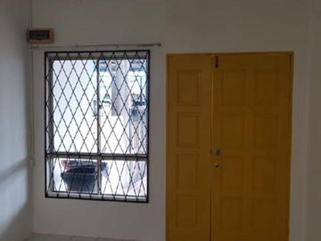 Terraced House for sale in Long Miri