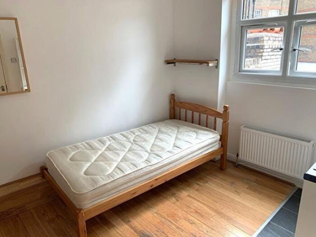 Room for rent in Little Stanmore, Greater London