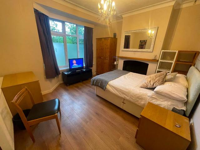 Room for rent in Little Stanmore, Greater London