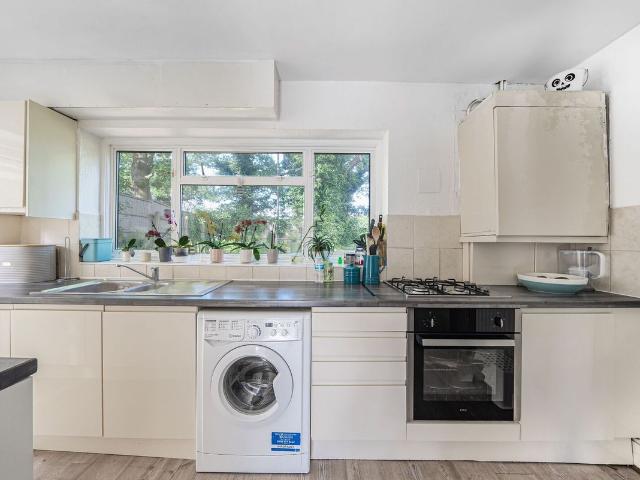 Apartment for rent in Hatch End, Greater London