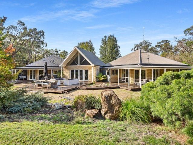 Cottage for sale in Camerons Creek, Victoria