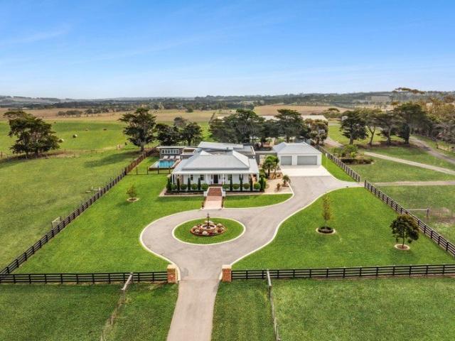 Cottage for sale in Victoria