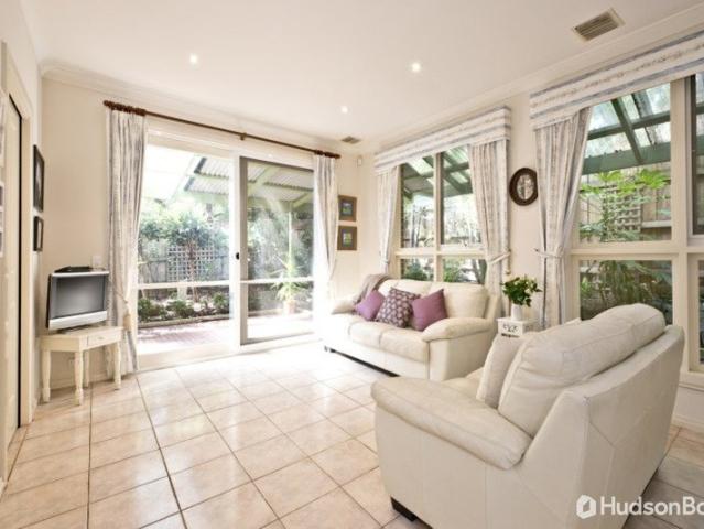 Townhouse for rent in Macedon Square, Melbourne