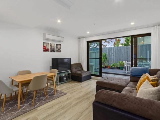 Townhouse for rent in Studfield Shopping Centre, Melbourne