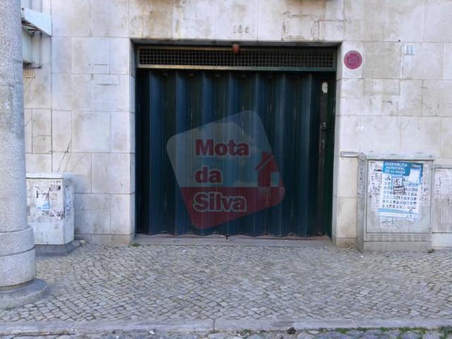 Garagem alugar em Cova da Piedade, Almada