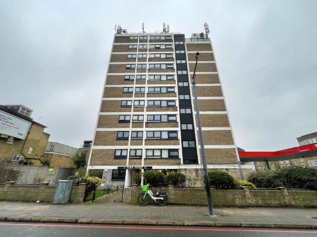 Studio for rent in Brownswood Park, Stoke Newington