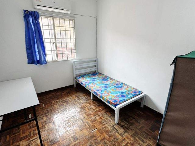 Room for rent in Petaling, Alam Impian