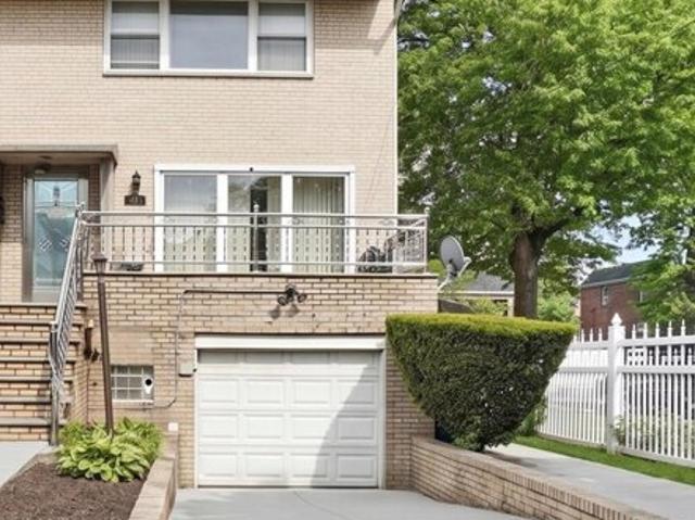 House for sale in The Bronx, Arverne