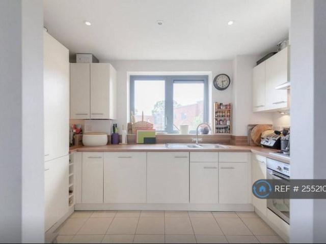 Apartment for rent in Summerstown, Greater London