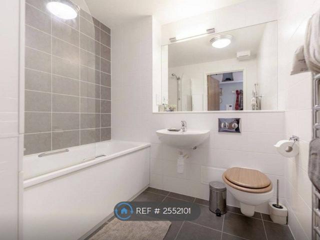Apartment for rent in Summerstown, Greater London