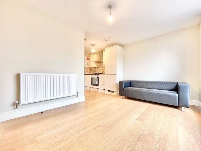 Apartment for rent in Seven Kings, Greater London