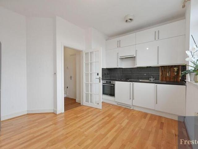 Room for sale in Mill Hill, Greater London