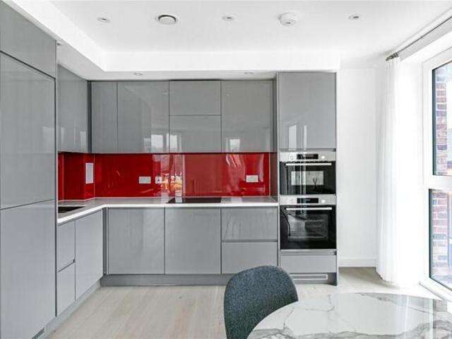 Room for sale in Row Town, Surrey