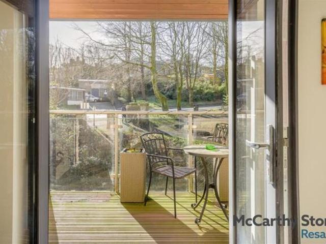 Room for sale in Whitfield, Charlesworth