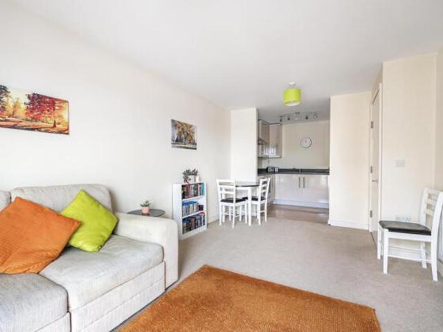 Room for sale in Victoria, Greater London
