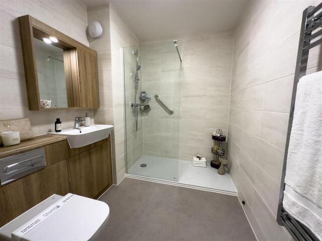 Room for sale in Fleet, Hart