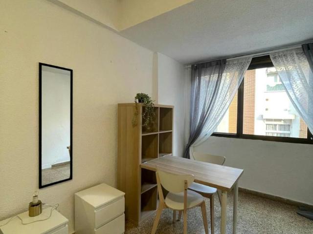 Habitación en alquiler en Barri dels Ollers, l'Horta Sud
