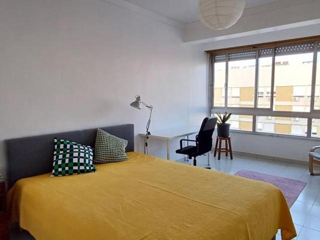 Quarto alugar em Santiago Dos Velhos, Lisboa