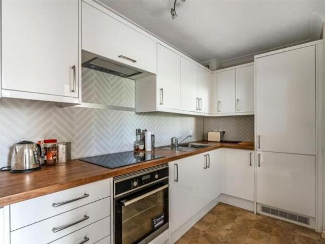 Room for sale in Rose Hill, Pachesham Park