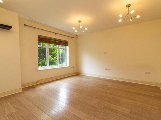 Room for sale in Fleet, Hart