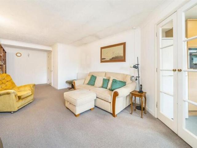 Room for sale in Whetstone, Oakleigh Park