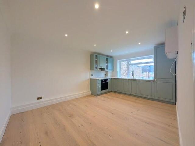 Room for sale in Lower Halliford, Surrey