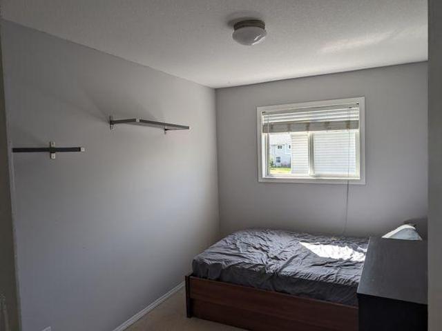 Room for rent in Ellerslie Crossing, Edmonton