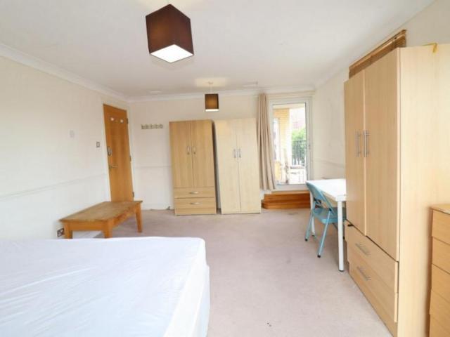 Room for rent in Virginia Quay, Greater London
