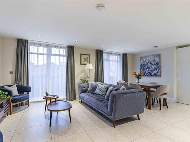 Room for sale in Connaught Park, Bushey
