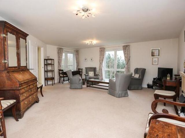 Room for sale in Heaton Moor, Greater Manchester