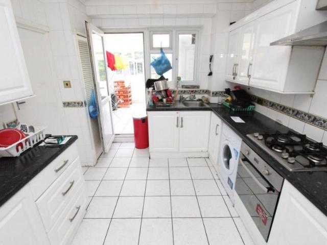 Room for rent in Cann Hall, Greater London
