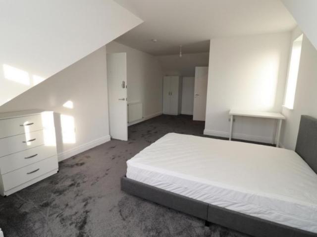 Room for rent in Bush Hill Park, Greater London