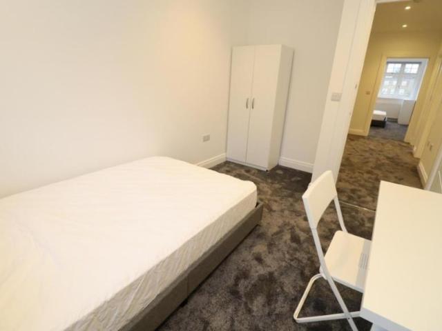 Room for rent in Bush Hill Park, Greater London