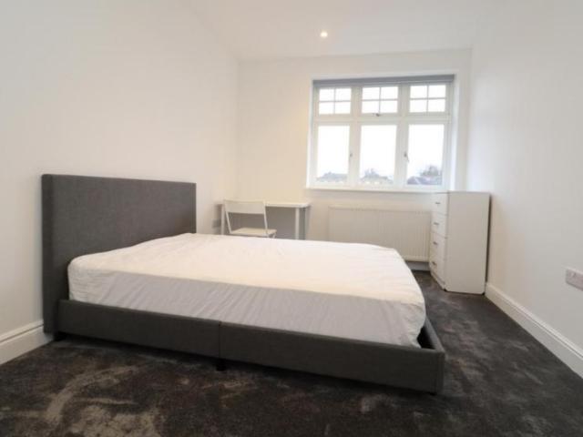 Room for rent in Bush Hill Park, Greater London