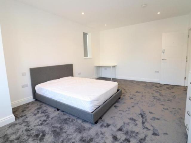Room for rent in Bush Hill Park, Greater London