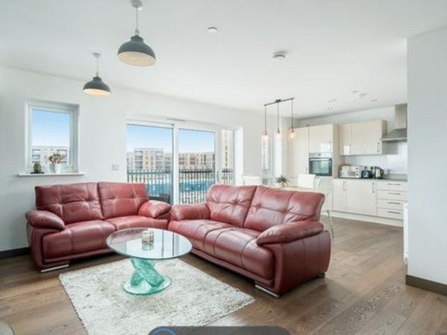 Apartment for rent in Roding Riverside, Greater London