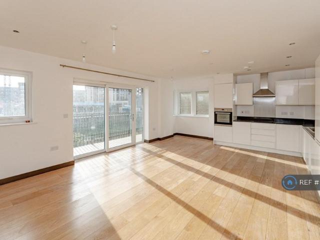 Apartment for rent in Roding Riverside, Greater London