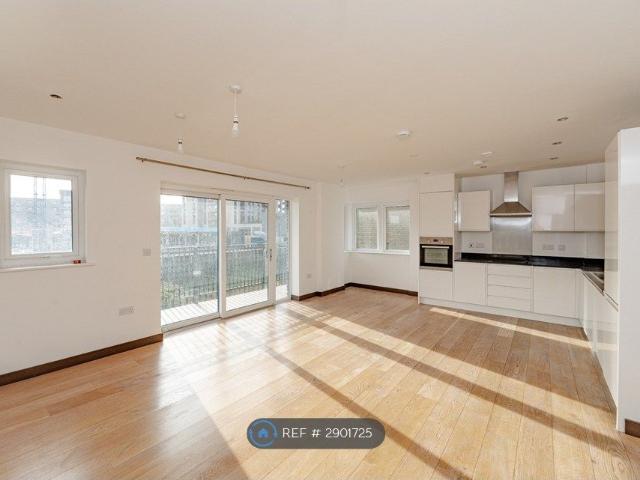 Apartment for rent in Roding Riverside, Greater London