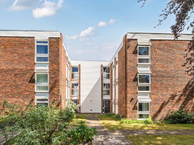 Apartment for rent in Row Town, Surrey