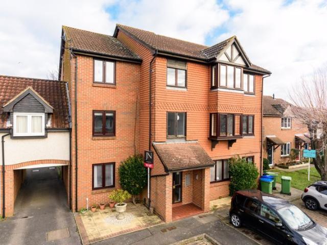 Apartment for rent in Swallowfields, Elmbridge